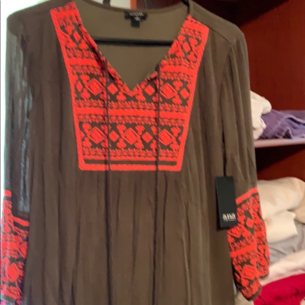 Dress with embroidery.